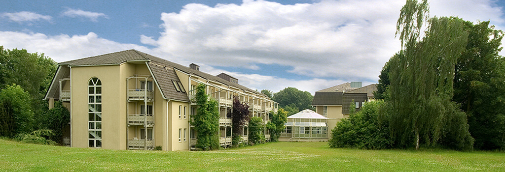 Seitenansicht der Klinik Quellenhof